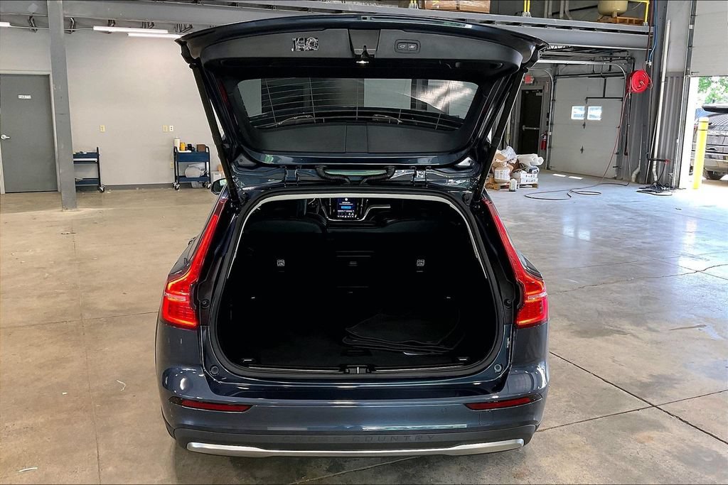 Certified 2025 Volvo V60 B5 Cross Country Ultra AWD/4WD image 5