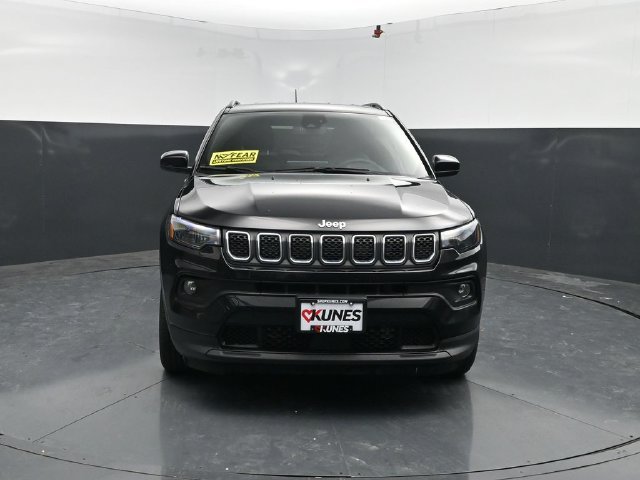 Used 2024 Jeep Compass Latitude AWD/4WD image 2