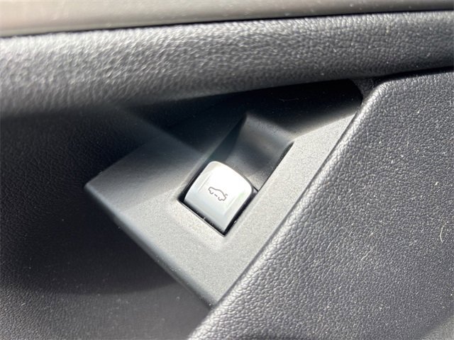 Used 2020 BMW 750i xDrive w/ M Sport Package image 27