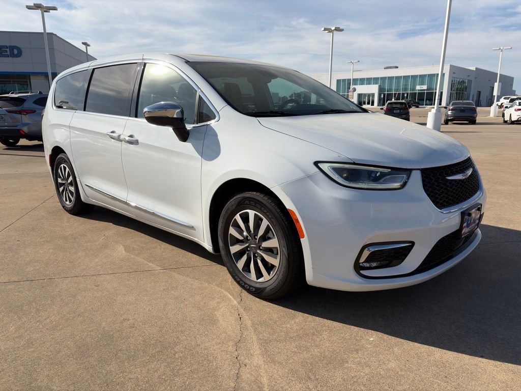 Used 2023 Chrysler Pacifica Limited FWD image 3