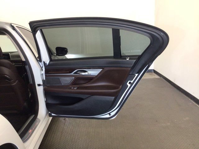 Used 2016 BMW 750i xDrive AWD/4WD image 4