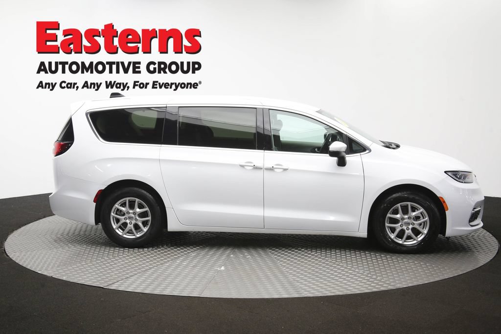 Used 2023 Chrysler Pacifica Touring-L FWD image 46