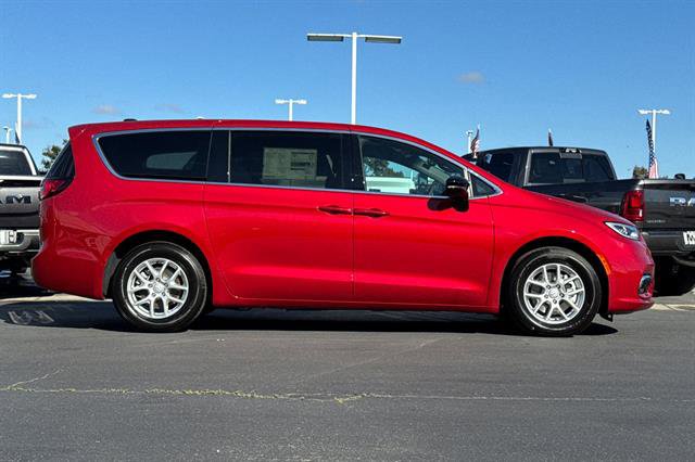 New 2026 Chrysler Pacifica Select image 3