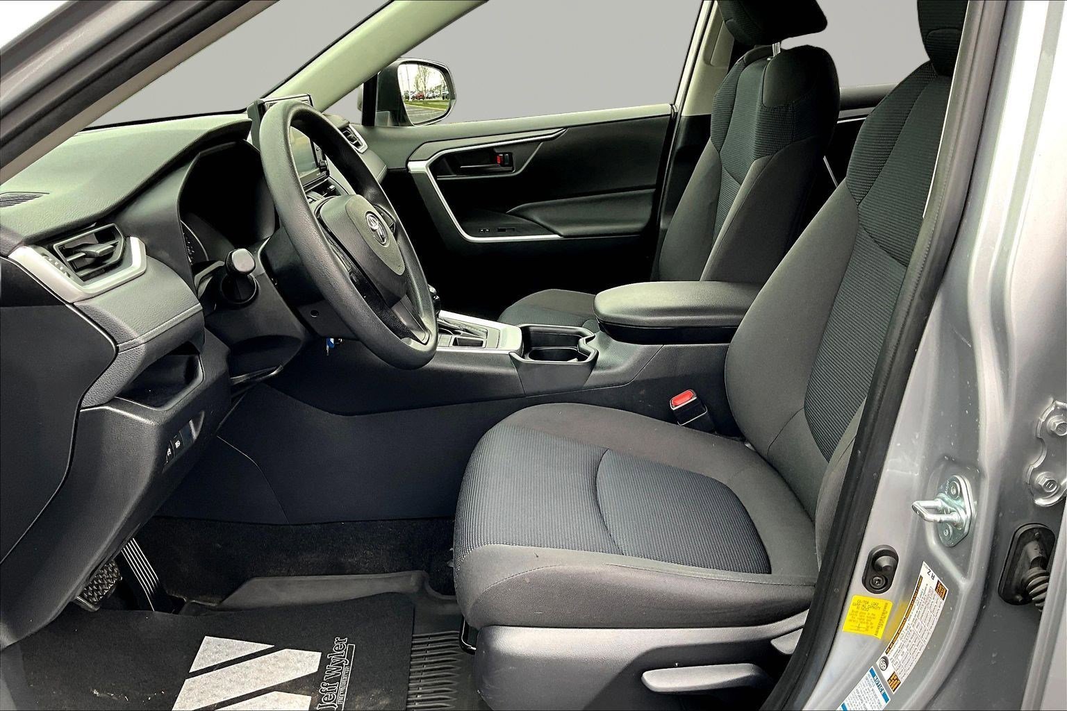 Used 2021 Toyota RAV4 LE AWD/4WD image 21