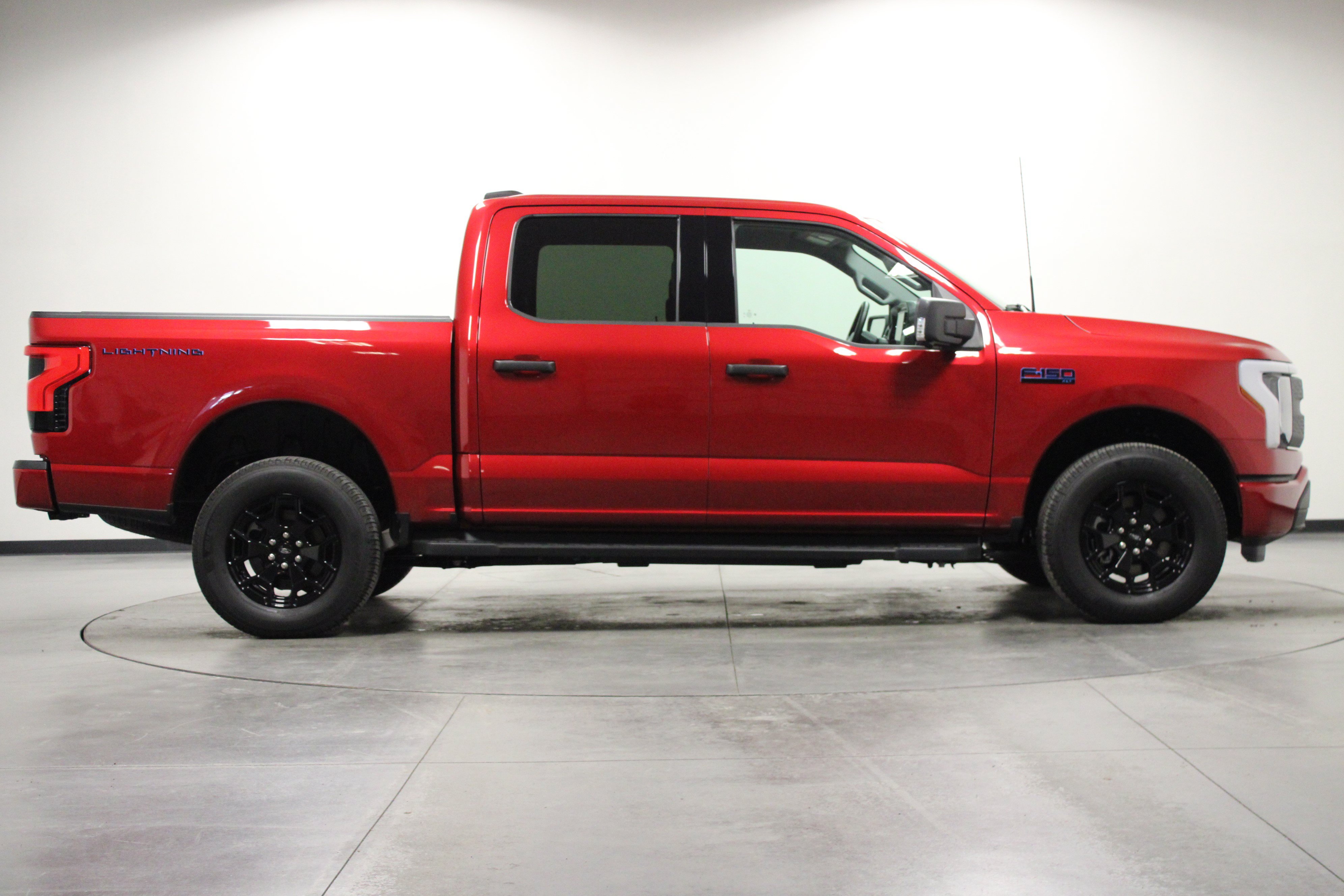Used 2025 Ford F150 Lightning XLT AWD/4WD image 3