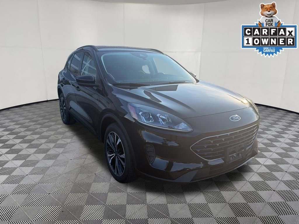 Used 2022 Ford Escape SE w/ SE Sport Appearance Package image 2