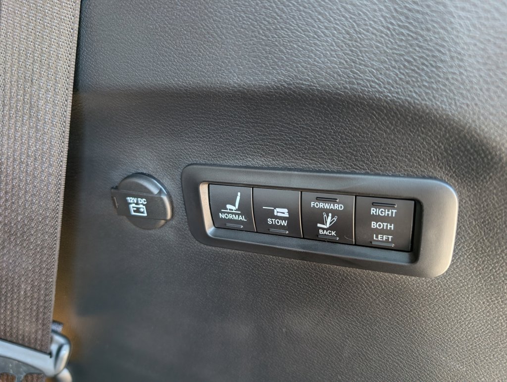 Used 2025 Chrysler Pacifica Pinnacle AWD/4WD image 35