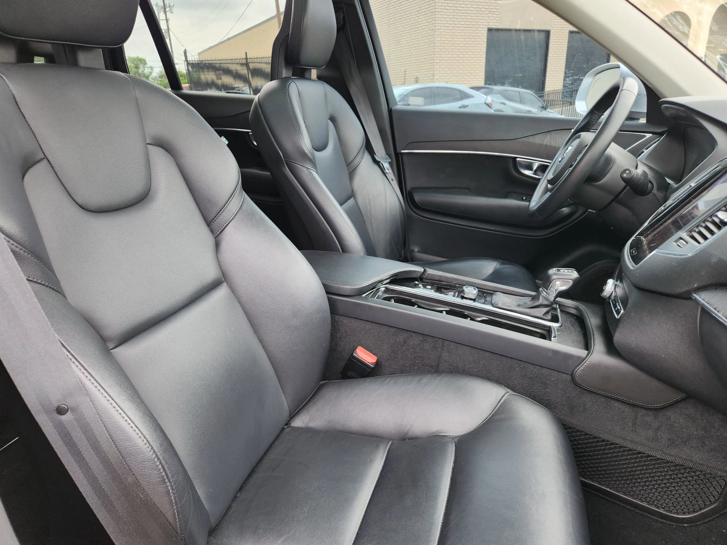 Used 2020 Volvo XC90 T5 Momentum w/ Protection Package Premier image 18