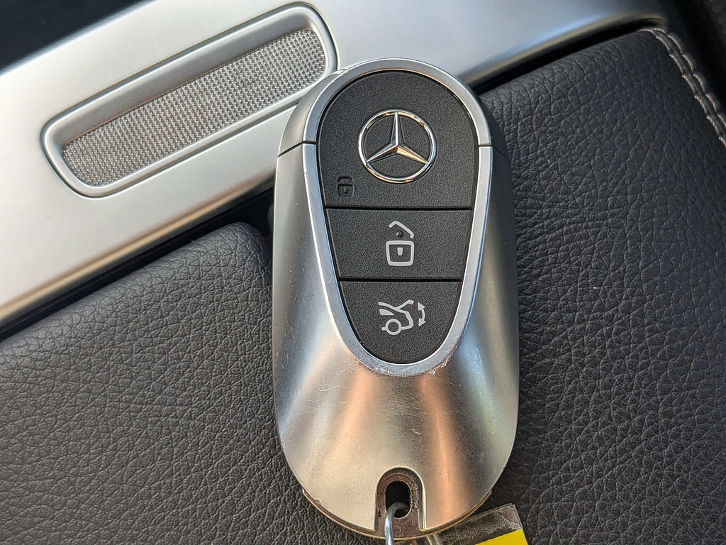 Used 2025 Mercedes-Benz C 300 Sedan image 31