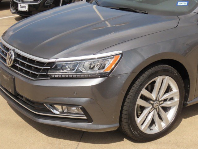 Used 2017 Volkswagen Passat 1.8T SEL Premium FWD image 3