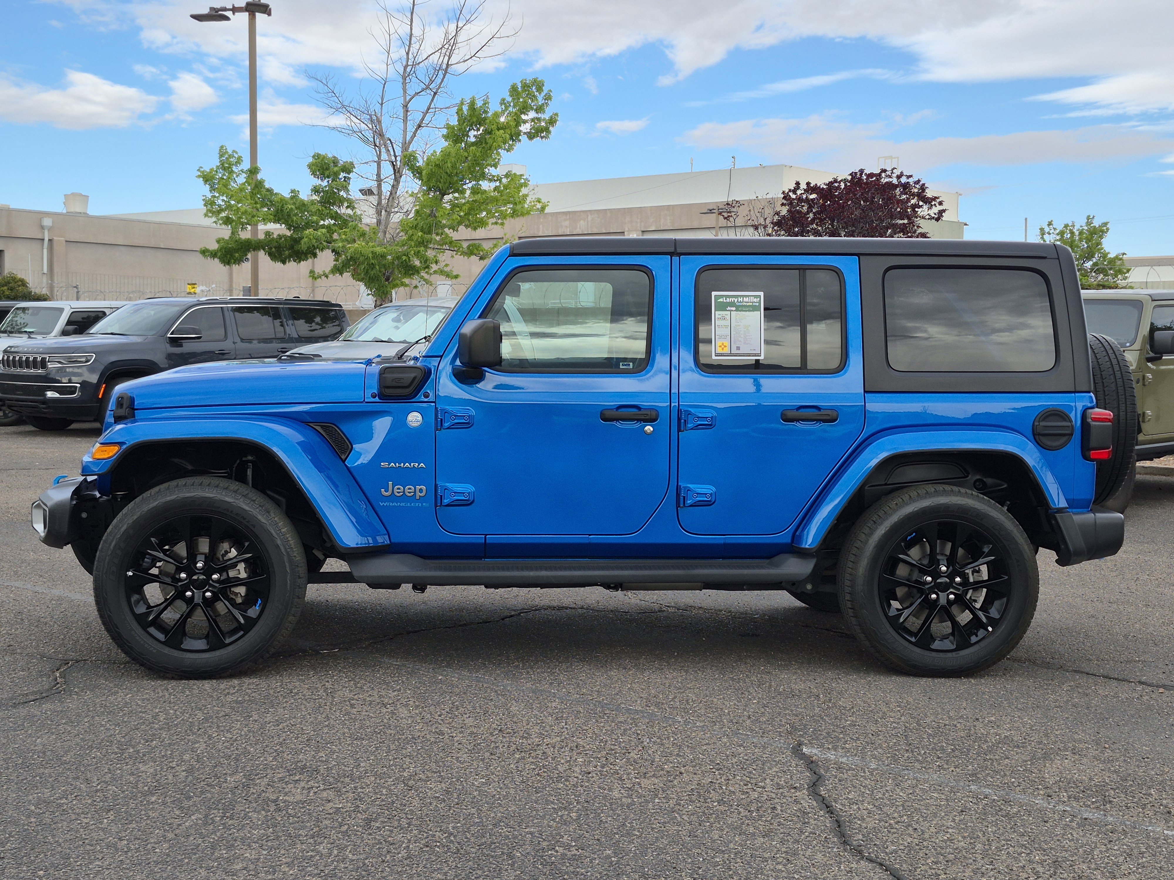 Used 2023 Jeep Wrangler Unlimited Sahara AWD/4WD image 4