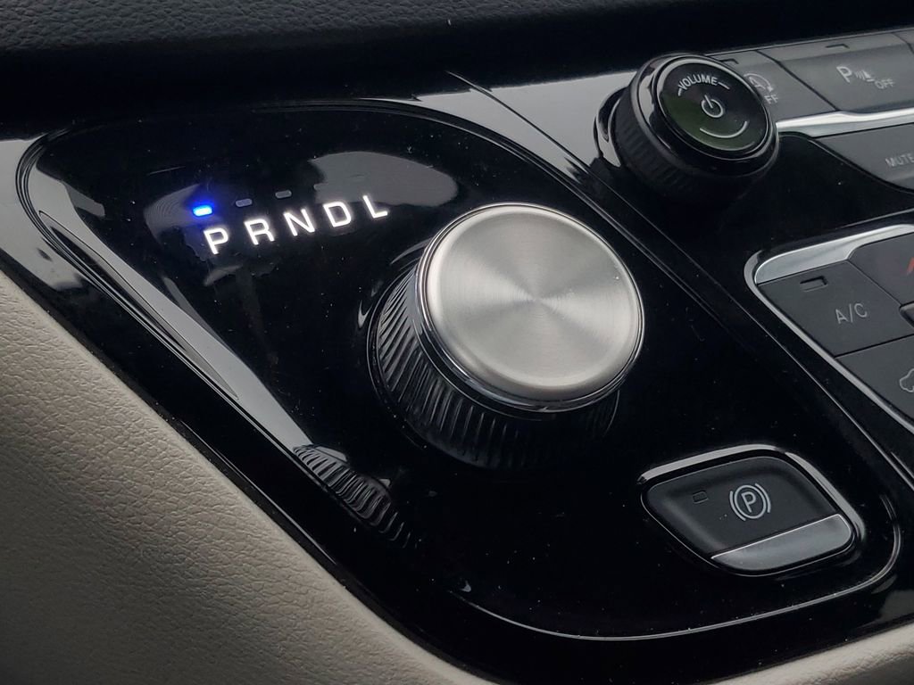 Used 2024 Chrysler Pacifica Touring-L FWD image 27