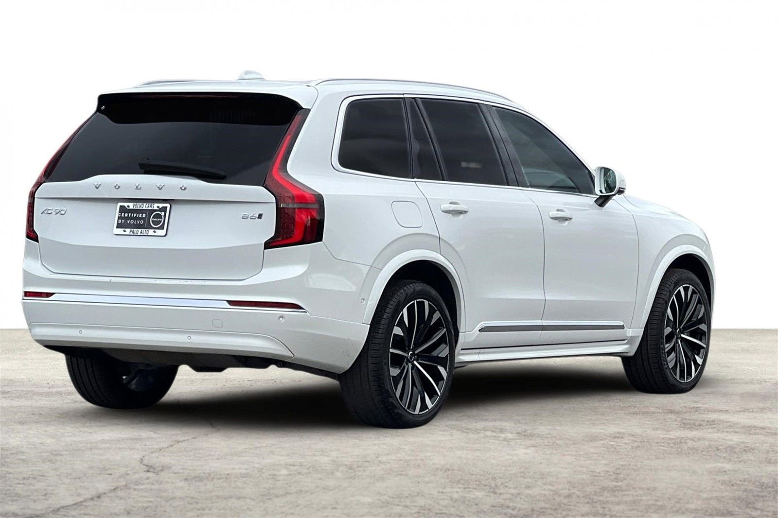 Certified 2025 Volvo XC90 B6 Plus image 3