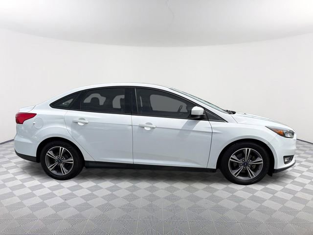 Used 2018 Ford Focus SE w/ SE Appearance Package image 4