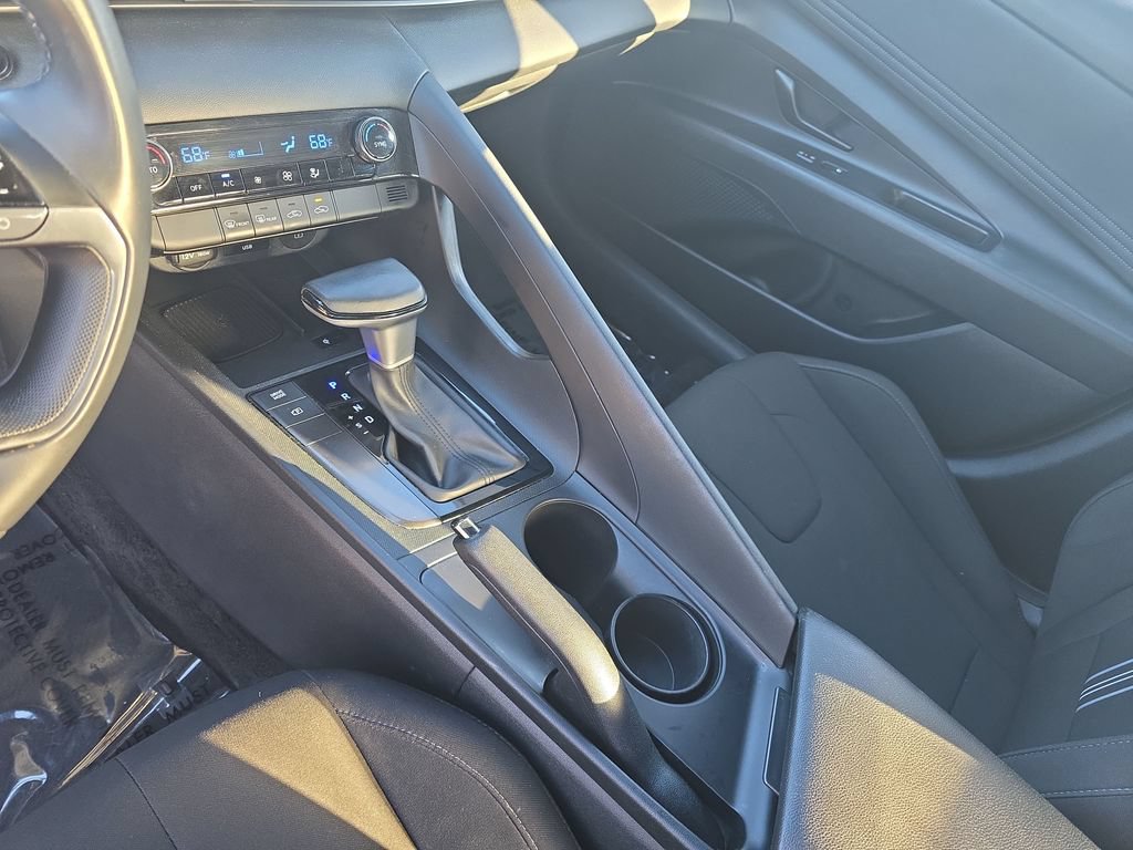Used 2025 Hyundai Elantra Sport FWD image 21