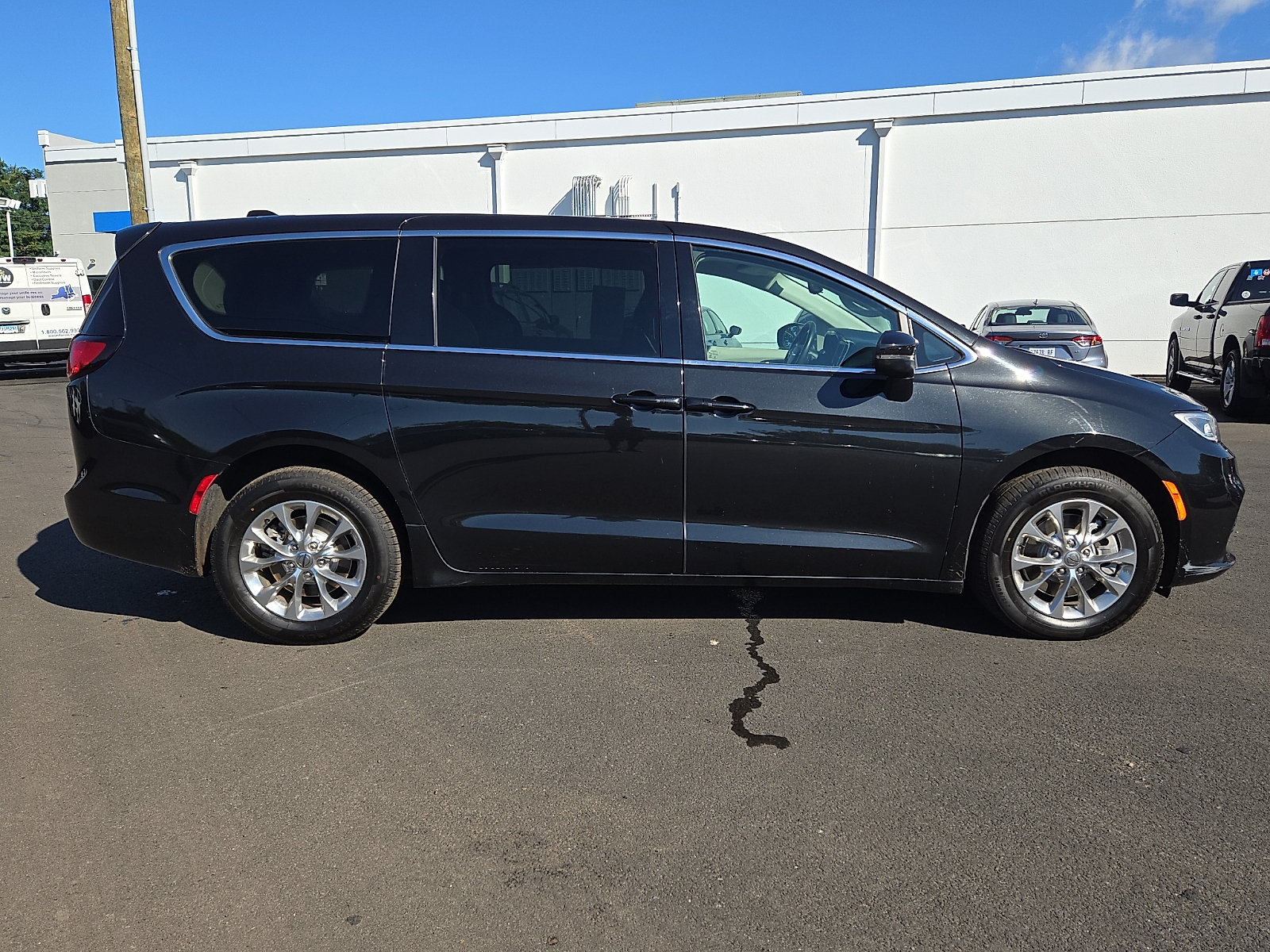 Used 2023 Chrysler Pacifica Touring-L AWD/4WD image 7