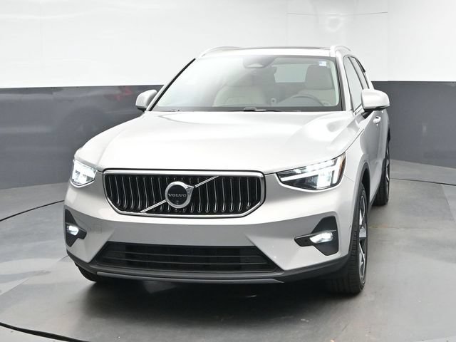 Used 2025 Volvo XC40 B5 Plus AWD/4WD image 3