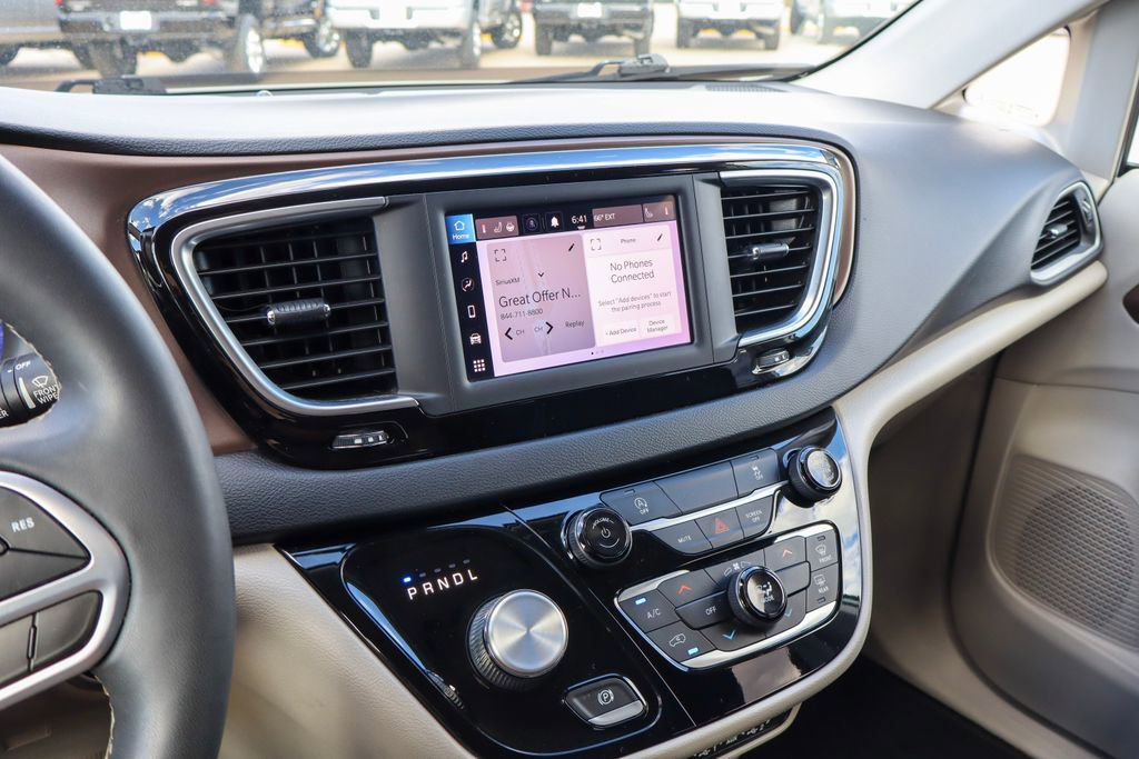 Used 2022 Chrysler Voyager LX FWD image 18