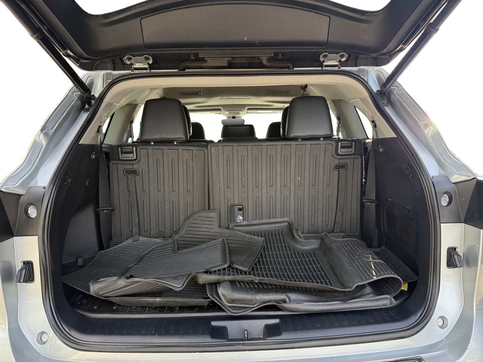 Used 2022 Toyota Highlander XLE FWD image 17