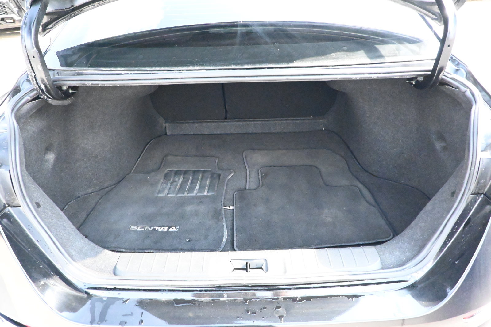 Used 2025 Nissan Sentra SR FWD image 23