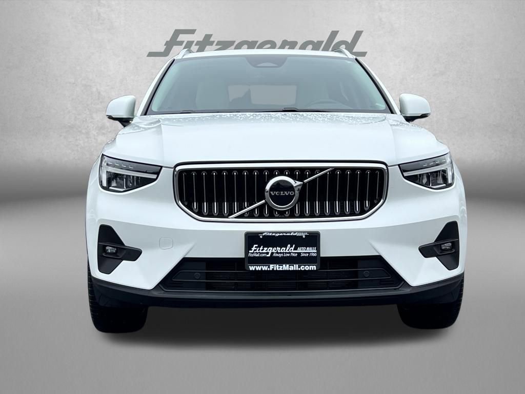 Used 2023 Volvo XC40 B4 Plus image 5