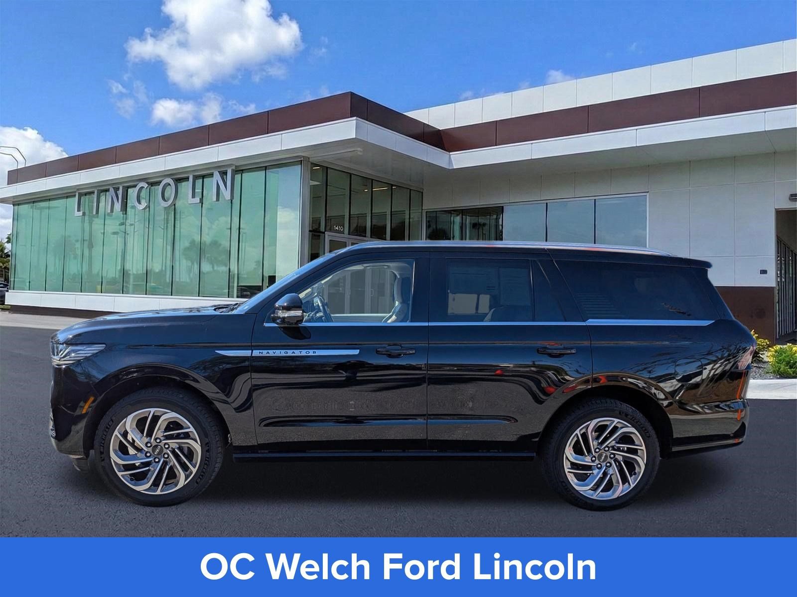 Certified 2025 Lincoln Navigator Reserve AWD/4WD image 8