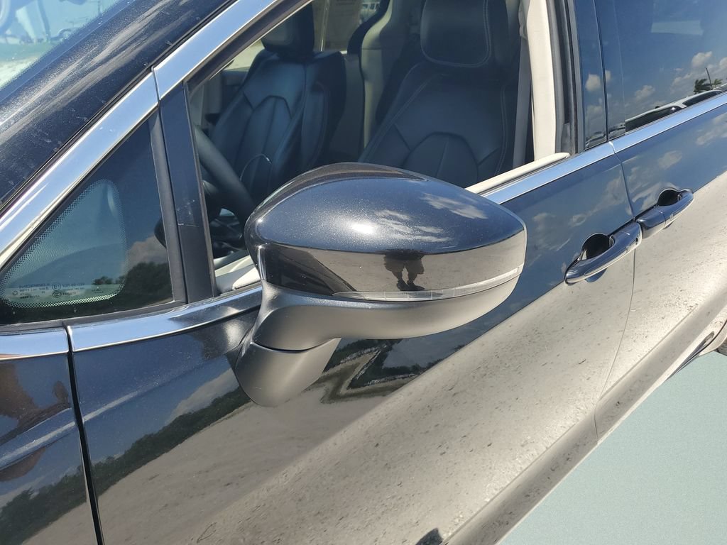 Used 2023 Chrysler Pacifica Touring-L FWD image 25