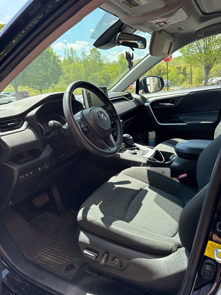 Used 2021 Toyota RAV4 XLE w/ Convenience Package image 5