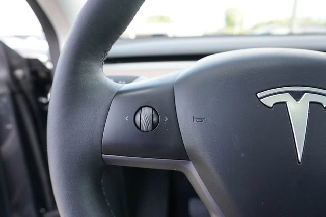 Used 2025 Tesla Model Y Long Range image 19