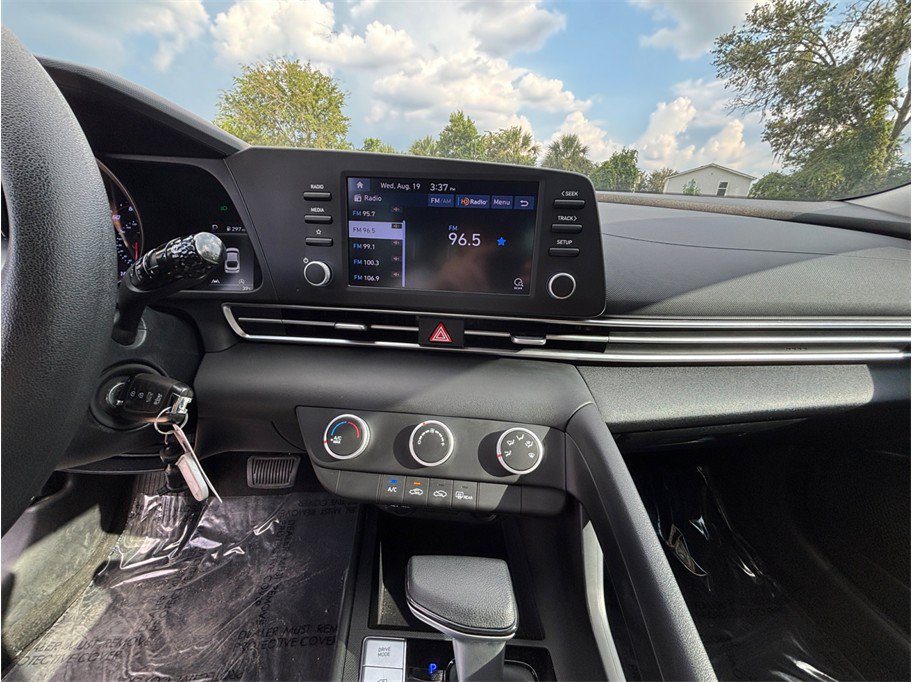 Used 2022 Hyundai Elantra SE FWD image 11
