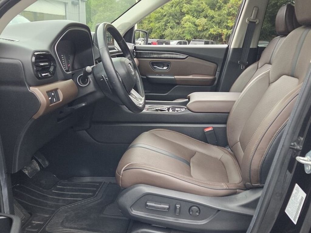 Used 2025 Honda Pilot Elite image 6