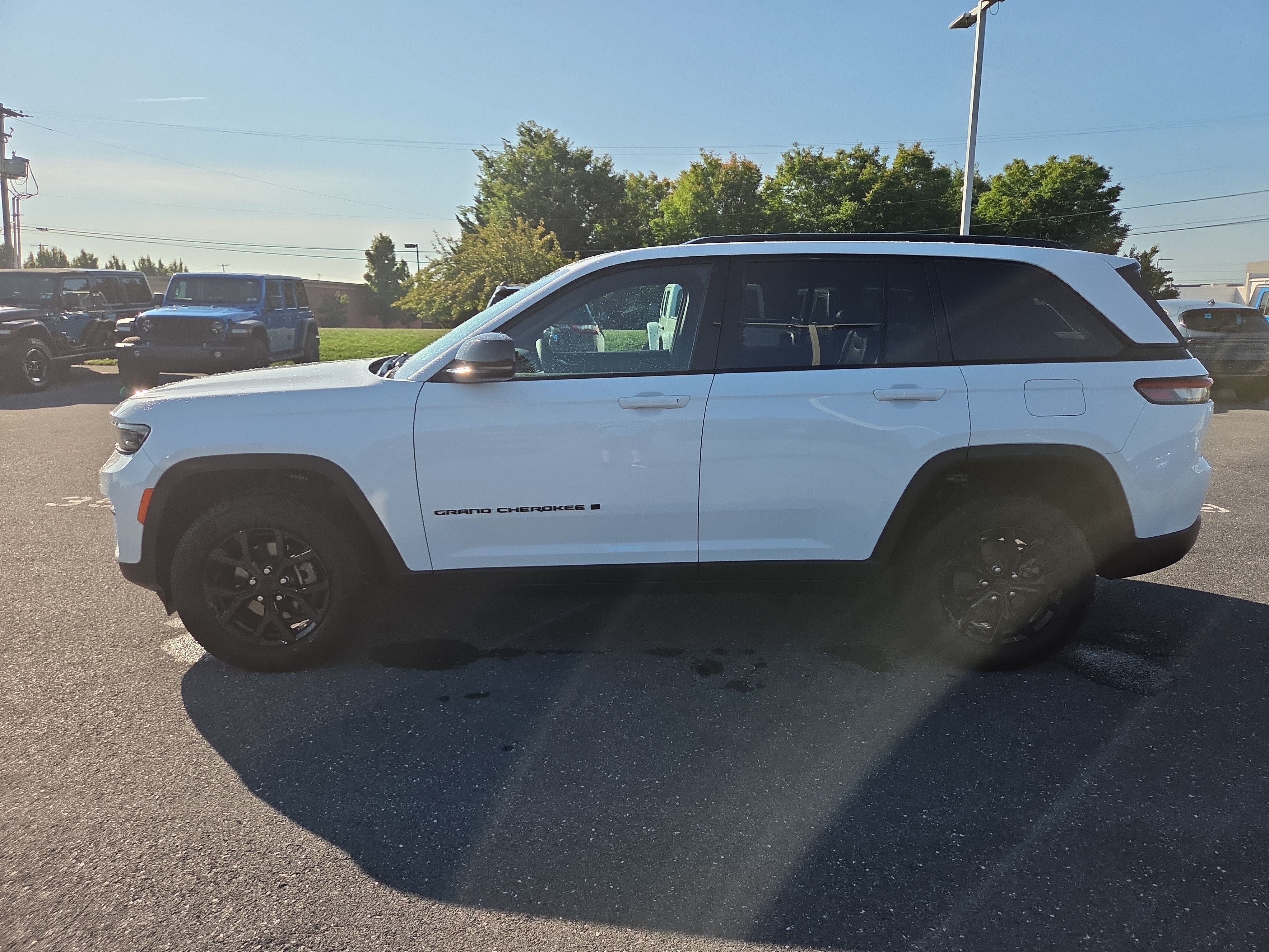 Used 2024 Jeep Grand Cherokee Altitude AWD/4WD image 10