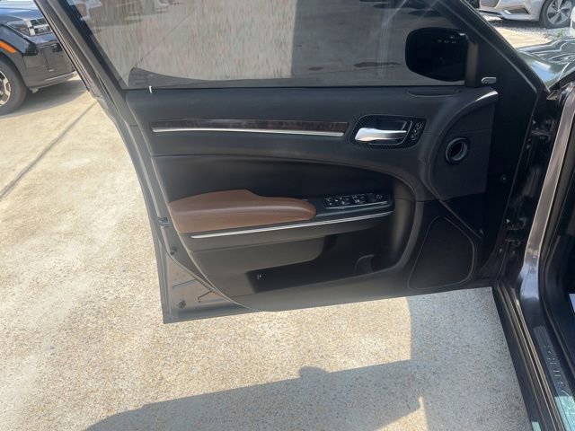 Used 2018 Chrysler 300 Limited RWD image 11
