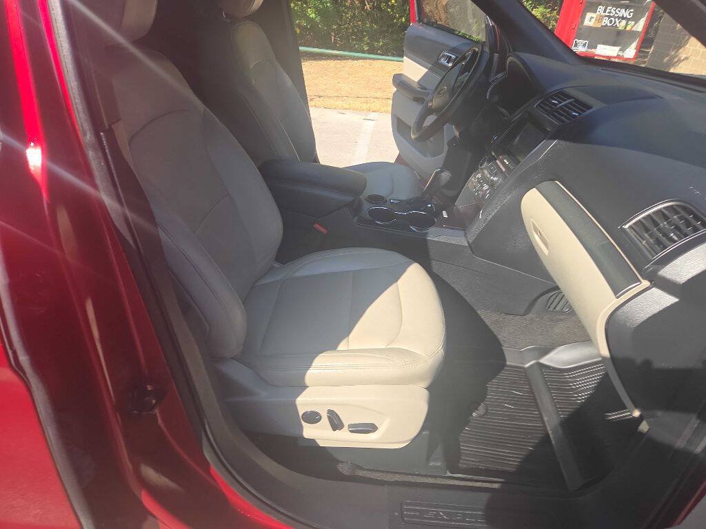 Used 2018 Ford Explorer XLT w/ Equipment Group 202A FWD image 28