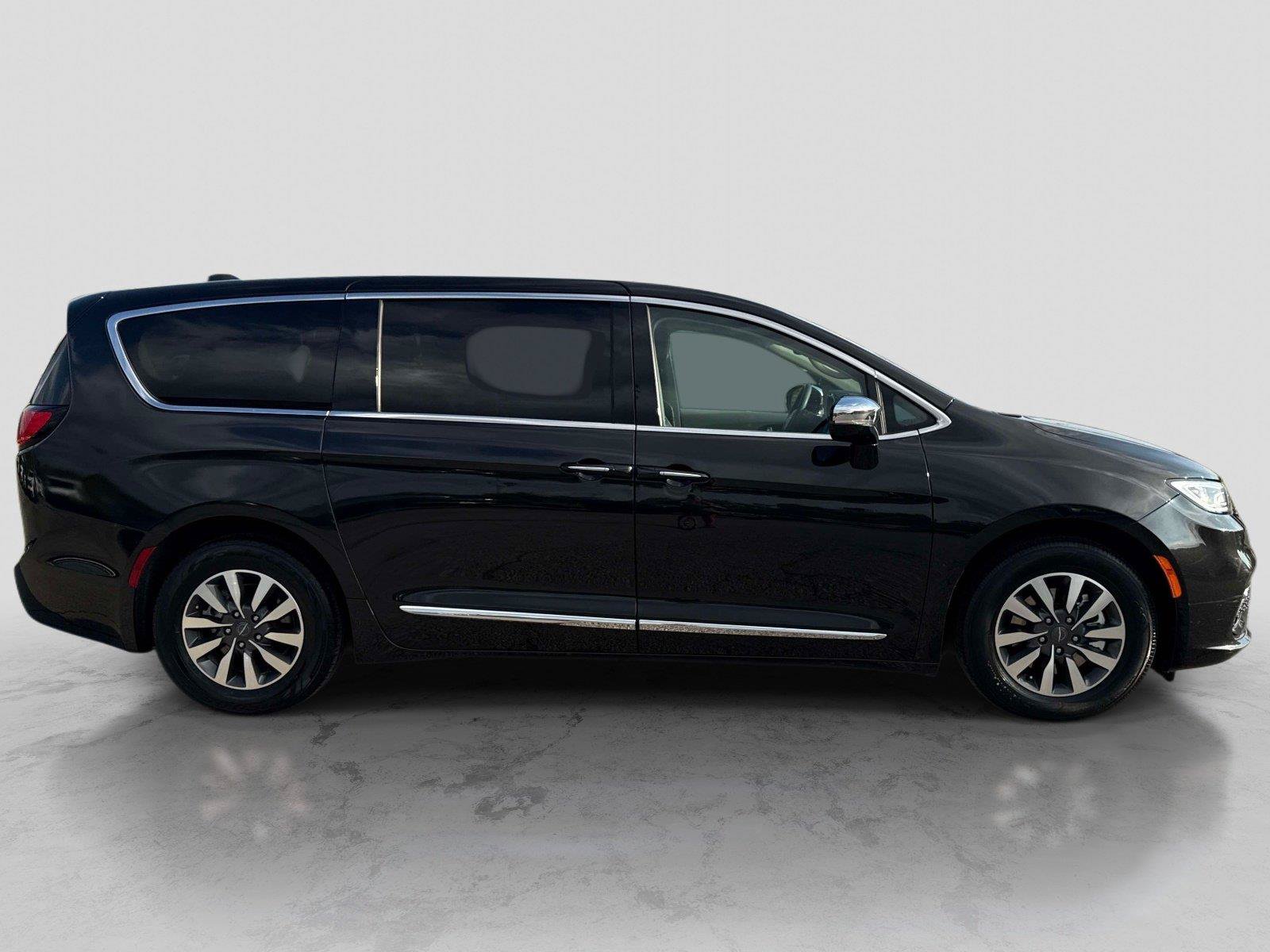 Used 2023 Chrysler Pacifica Limited FWD image 4