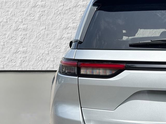 Used 2024 Jeep Grand Cherokee Altitude RWD image 10