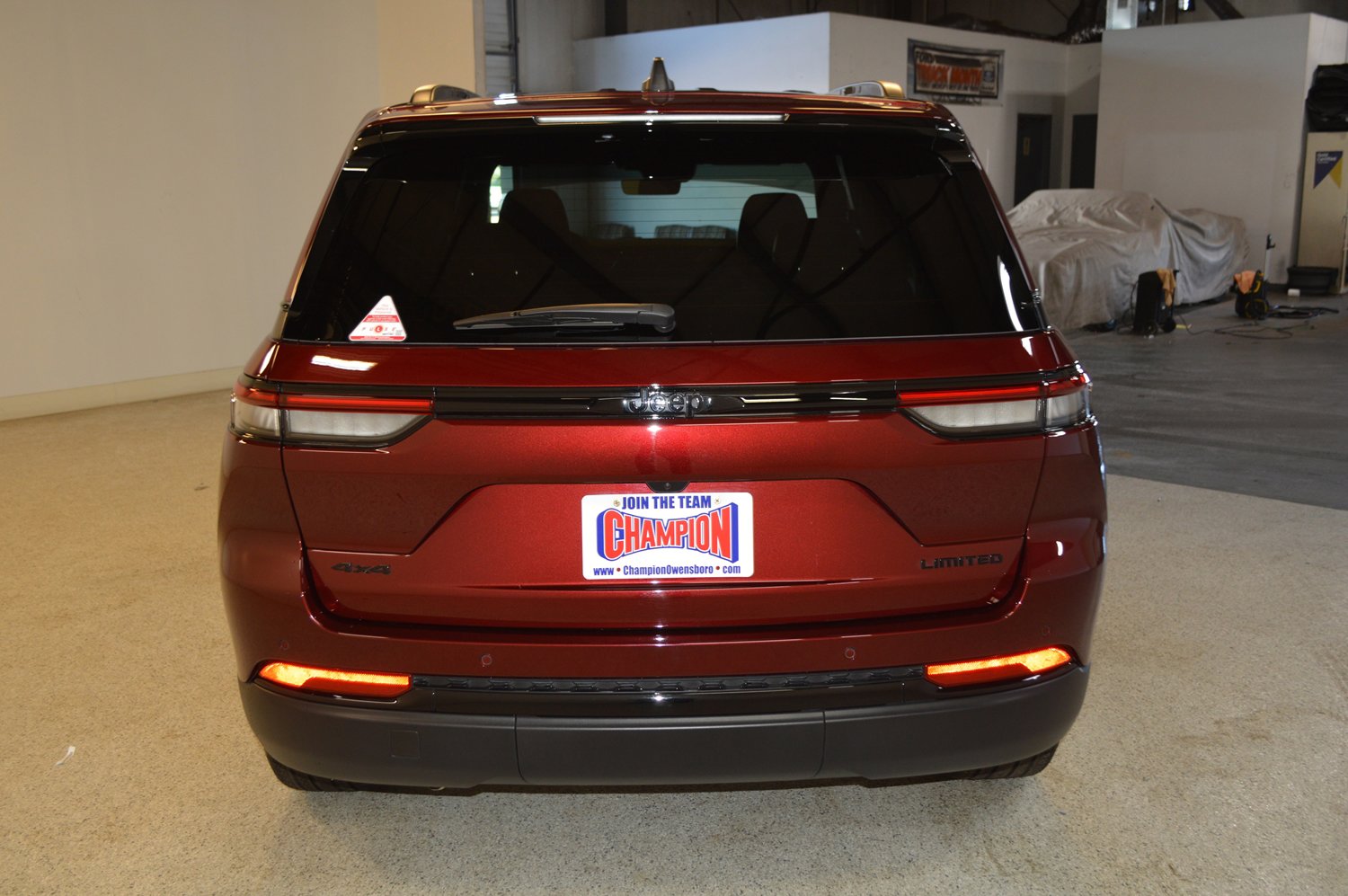 Used 2025 Jeep Grand Cherokee Limited w/ Black Appearance Package image 4