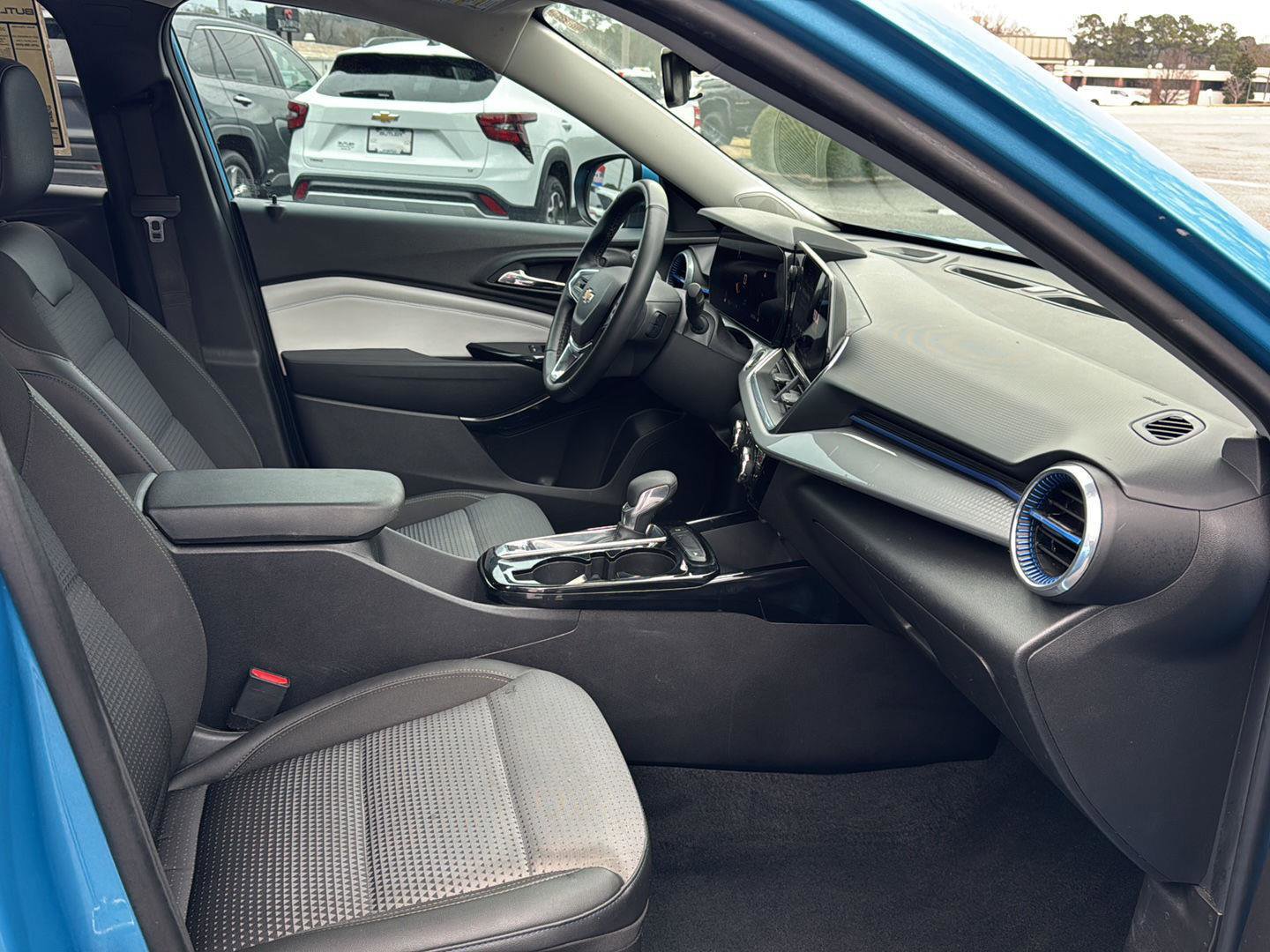 Certified 2025 Chevrolet Trax LT w/ Driver Confidence Package image 12