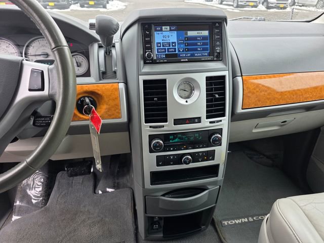 Used 2010 Chrysler Town & Country Limited w/ Trailer Tow Group image 21