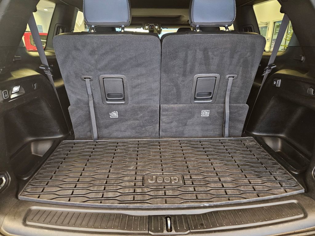 Used 2023 Jeep Grand Cherokee L Laredo image 33