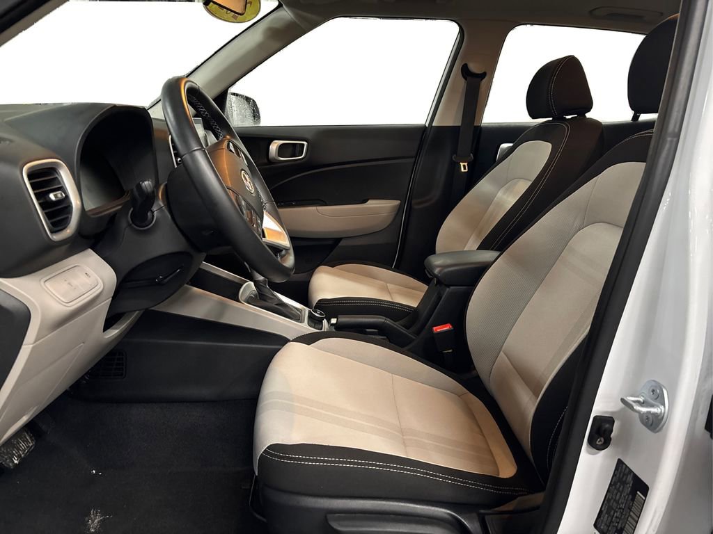 Certified 2025 Hyundai Venue SEL image 9