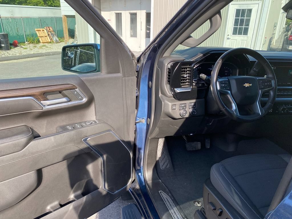 Used 2022 Chevrolet Silverado 1500 LT w/ Protection Package AWD/4WD image 10
