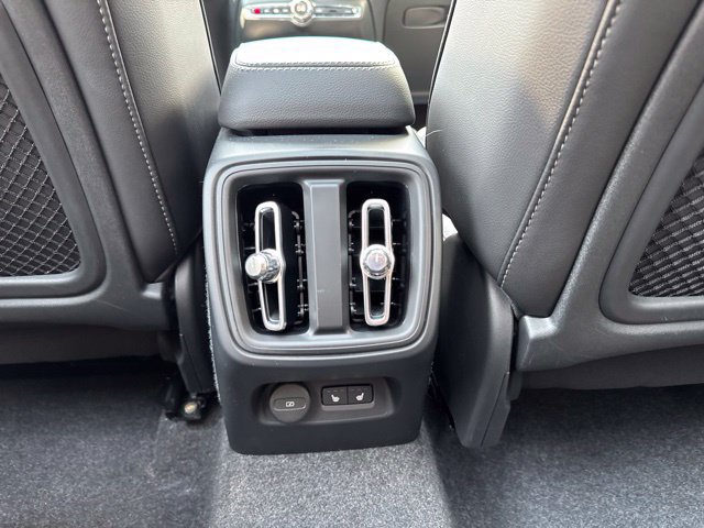 Certified 2025 Volvo XC40 B5 Plus AWD/4WD image 17