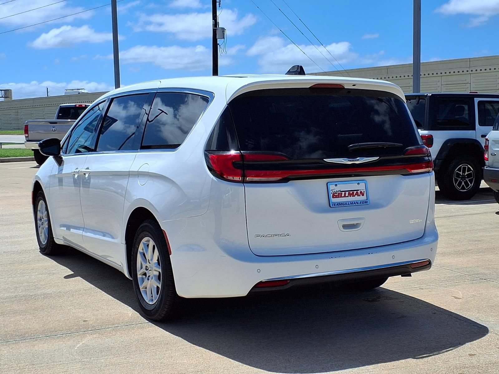 Used 2024 Chrysler Pacifica Touring-L FWD image 2