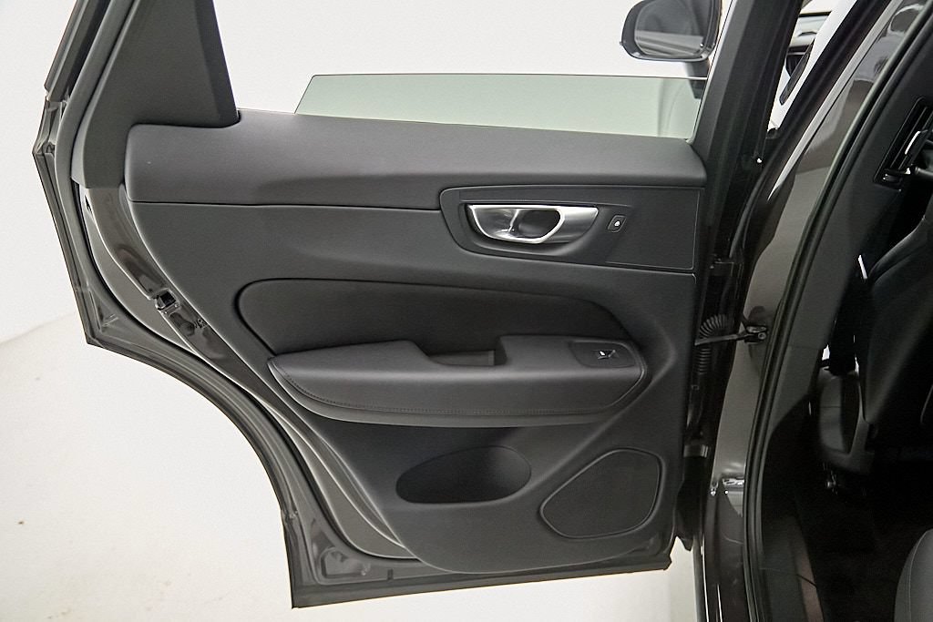 Certified 2023 Volvo XC60 B5 Plus w/ Protection Package Premier AWD/4WD image 19