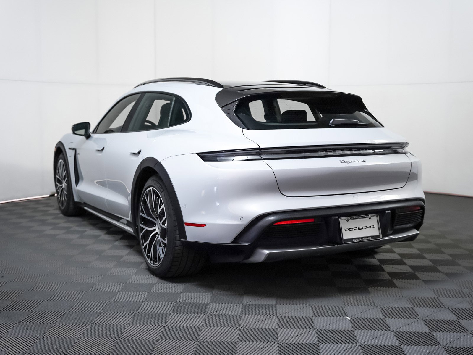 Certified 2025 Porsche Taycan 4 Cross Turismo image 3