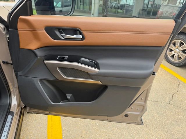 Used 2025 Nissan Pathfinder Platinum image 39