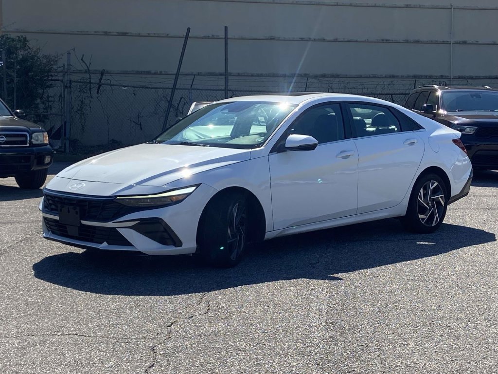 Used 2025 Hyundai Elantra Limited FWD image 5