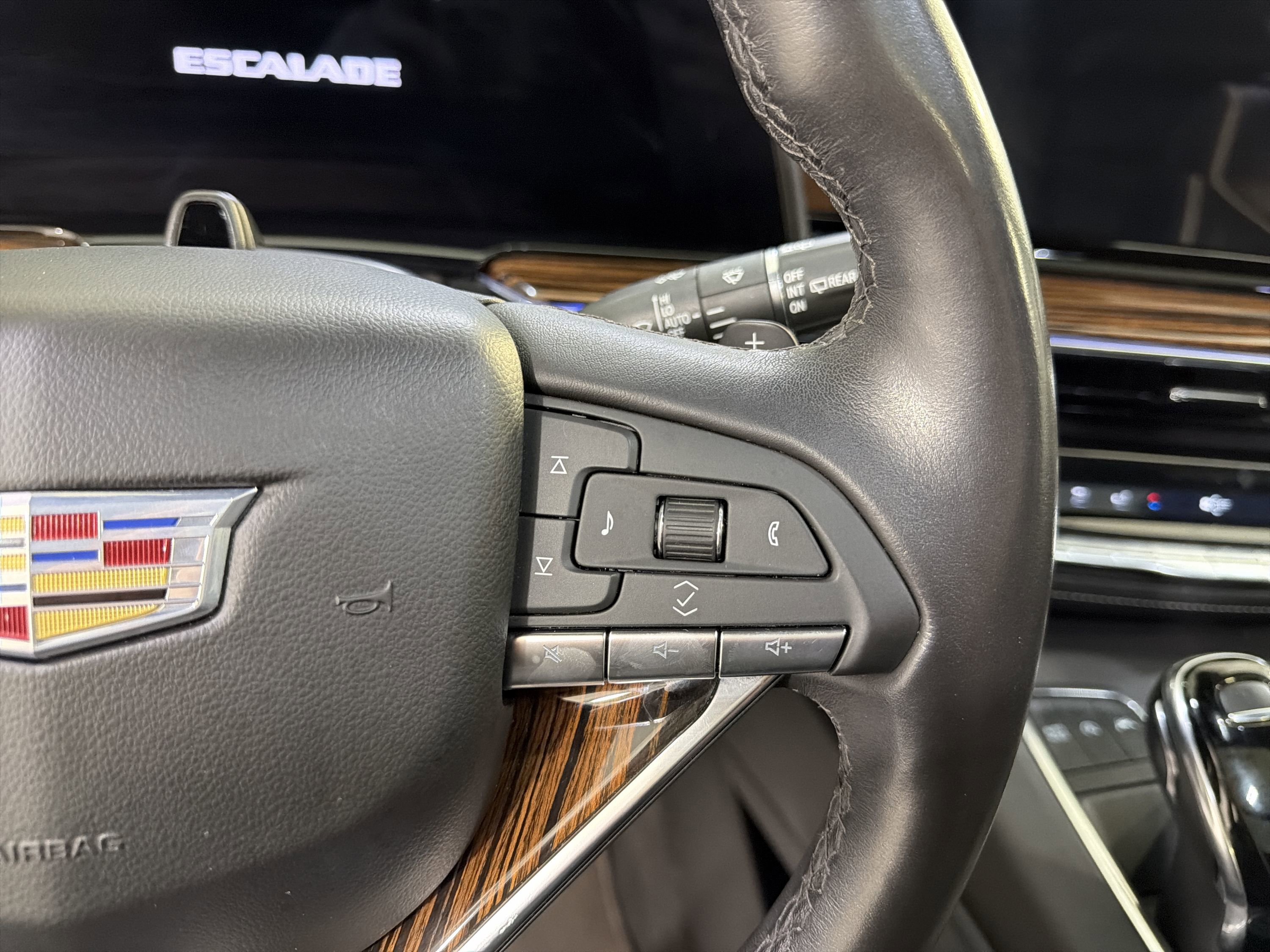 Used 2022 Cadillac Escalade Premium Luxury RWD image 15
