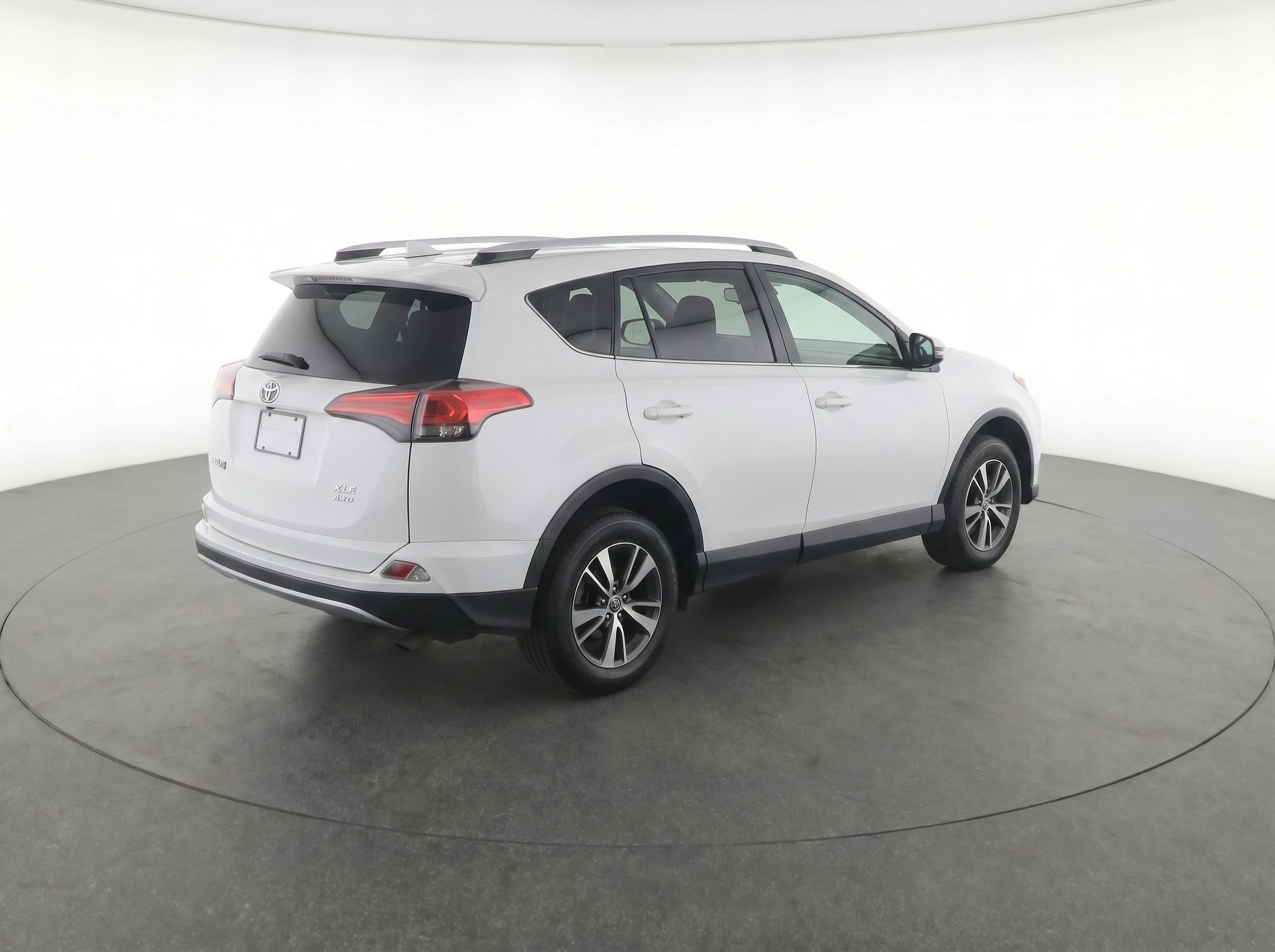 Used 2018 Toyota RAV4 XLE AWD/4WD image 2